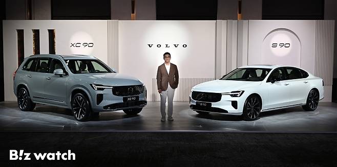이윤모 볼보자동차코리아 대표이사가 2일 서울 광진구 비스타 워커힐에서 열린 신형 XC90과 S90 공개 행사에서 포즈를 취하고 있다./사진=이명근 기자 qwe123@