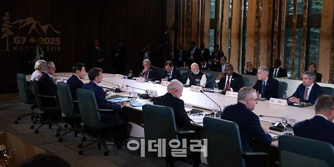 지난달 17일(현지 시간) 캐나다 앨버타주 카나나스키스에서 열린 주요 7개국(G7) 정상회의장에서 업무 오찬 및 G7 정상회의 확대세션 (캐내내스키스(캐나다)=연합뉴스)