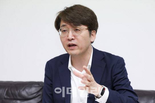 안영환 숙명여대 기후환경에너지학과 교수가 30일 이데일리와 인터뷰에서 새 정부 기후환경 정책 방향에 대해 제언하고 있다. (사진=이영훈 기자)