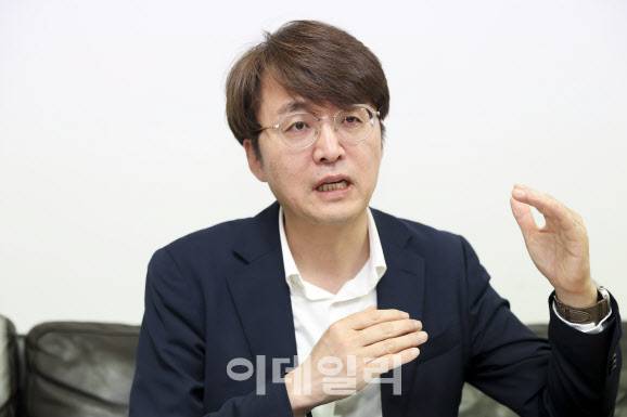 안영환 숙명여대 기후환경에너지학과 교수가 30일 서울 용산구 소재 숙명여대 제1캠퍼스 수련교수회관에서 이데일리와 인터뷰를 하고 있다. (사진=이영훈 기자)