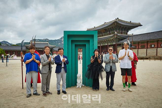2일 경복궁에서 열린 전시 ‘경복궁 생각’ 개막식에서 이귀영 국가유신진흥원장, 최인선 아트디렉터 등 관계자들이 기념사진을 촬영하고 있다. (사진=국가유산진흥원)