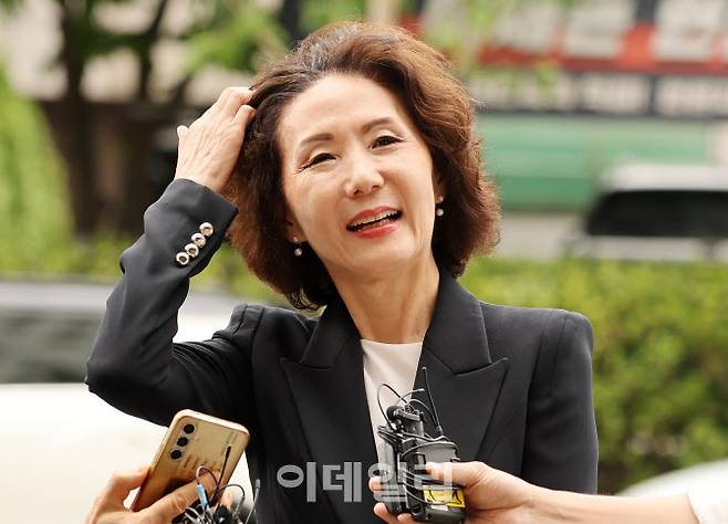 이진숙 교육부 장관 후보자가 지난달 30일 서울 여의도 한국교육시설안전원에 마련된 인사청문회 사무실로 출근하며 취재진의 질의에 답하고 있다. (사진=방인권 기자)