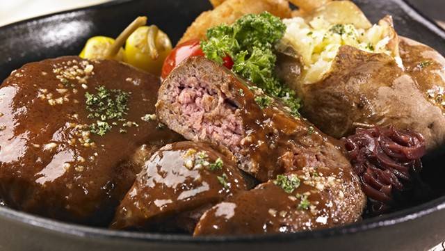 다진 쇠고기로 만든 음식은 속까지 완전히 익혀 먹어야 한다┃출처: 게티이미지뱅크