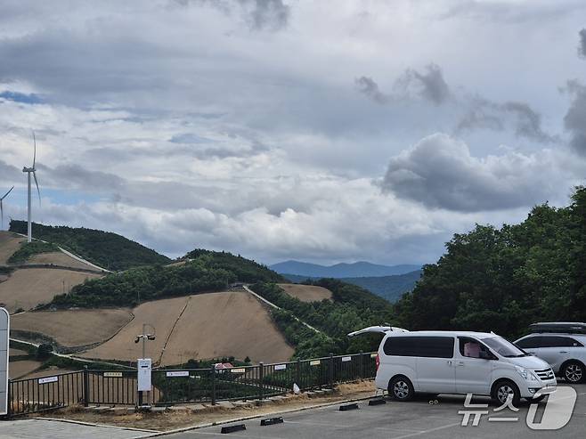 강원지역에 폭염특보가 발효된 1일, 강릉 왕산면 대기4리 안반데기 멍에주차장을 찾은 차박족들이 피서를 즐기고 있다. 2025.7.1/뉴스1 윤왕근 기자