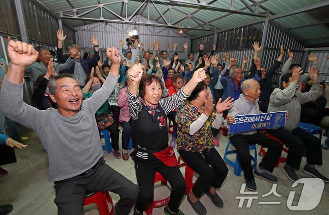 제21대 대통령 선거일인 3일 오후 이재명 더불어민주당 대통령 후보의 고향인 경북 안동시 예안면 도촌리 경로당에 모여 있던 주민들이 투표 종료 후 출구조사 결과를 지켜보다 이재명 후보가 앞선다는 소식에 환호성을 터뜨리고 있다. 2025.6.3/뉴스1 ⓒ News1 공정식 기자