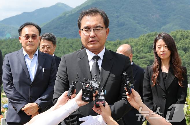 이명현 순직해병대원 특별검사를 비롯한 특검팀이 1일 오전 대전 유성구 국립대전현충원 故 채수근 상병 묘소에서 참배를 마치고 취재진의 질문에 답하고 있다. 2025.7.1/뉴스1 ⓒ News1 김기태 기자
