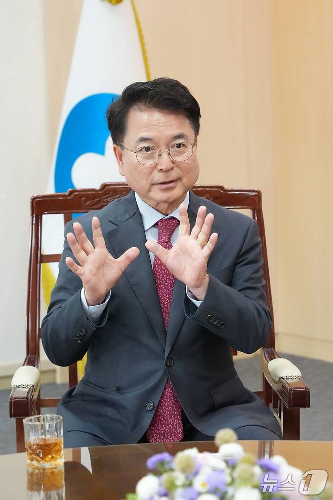 육동한 춘천시장이 시청 접견실에서 뉴스1 기자와 민선 8기 출범 3주년을 맞아 인터뷰를 하고 있다.(춘천시 제공, 재판매 및 DB금지)