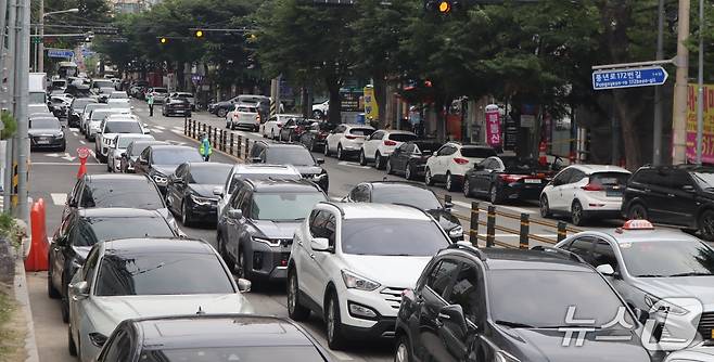 현대백화점의 커넥트현대 청주점 개점 후 첫 주말인 28일 청주시 흥덕구 가경동 쇼핑몰 인근 도로가 차량들로 가득 차 있다.(자료사진)/뉴스1