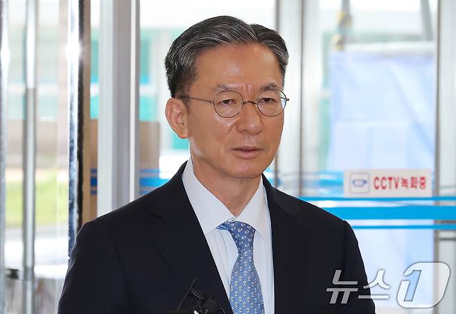 정성호 법무부 장관 후보자가 1일 오전 서울 종로구 적선현대빌딩에 마련된 인사청문회 준비 사무실로 출근하며 취재진의 질문에 답하고 있다. 2025.7.1/뉴스1 ⓒ News1 임세영 기자