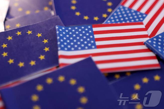 유럽연합기와 미국 성조기 ⓒ 로이터=뉴스1 ⓒ News1