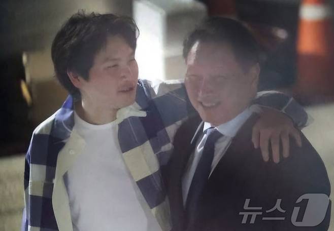 최태원 SK그룹 회장이 지난 5일 서울 강남구 한 식당 앞에서 장남인 최인근씨와 어꺄동무를 한 채 대화하는 모습 포착됐다. (온라인 커뮤니티 캡처)2024.6.25/뉴스1