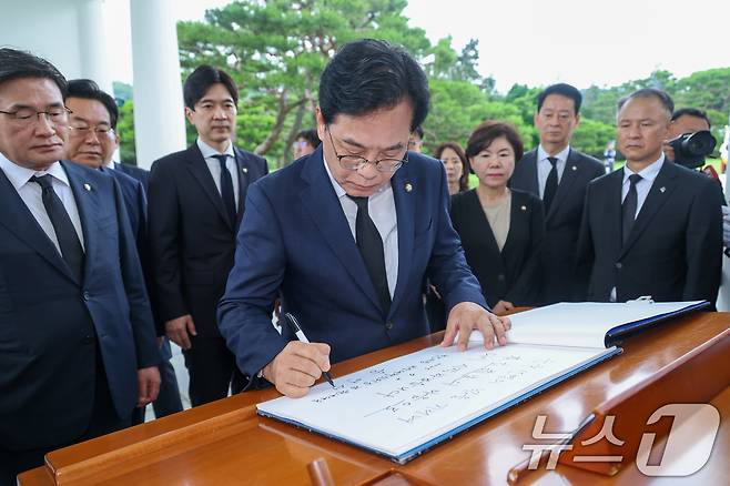 송언석 국민의힘 비상대책위원장 겸 원내대표가 2일 오전 서울 동작구 국립서울현충원에서 현충탑 참배를 마친 뒤 방명록을 작성하고 있다. '순국선열의 넋을 기리며 本立道生(본립도생)의 마음으로 다시 시작하겠습니다'라고 적혀있다. 2025.7.2/뉴스1 ⓒ News1 안은나 기자