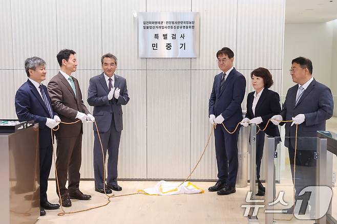 윤석열 전 대통령의 부인 김건희 여사 의혹 관련 사건을 맡은 민중기 특별검사를 비롯한 특검보들이 2일 오전 서울 종로구 KT광화문빌딩 웨스트에 마련된 특검 사무실에서 현판 제막을 하고 있다. 왼쪽부터 문홍주·박상진 특검보, 민중기 특검, 김형근·오정희 특검보, 홍지항 지원단장. 2025.7.2/뉴스1 ⓒ News1 민경석 기자