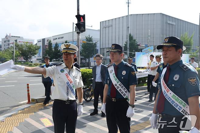 (대구=뉴스1) 남승렬 기자 = 대구경찰청은 2일 도심 곳곳에서 교통·생활·서민경제 등 3대 기초질서 위반 행위 근절을 위한 캠페인을 실시했다. (대구경찰청 제공. 재판매 및 DB 금지) 2025.7.2/뉴스1