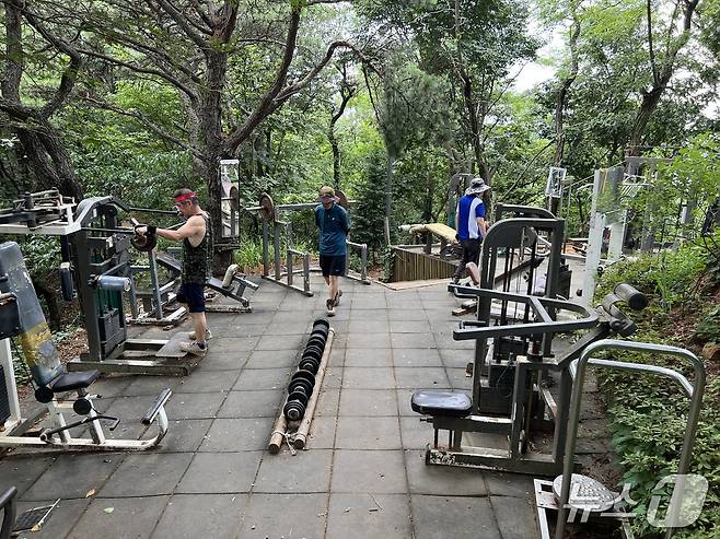 서울 은평구 백련산 중턱에 위치한 체육 시설에서 등산객들이 운동을 하고 있다. 2025.7.2/뉴스1 ⓒ News1 심서현 기자