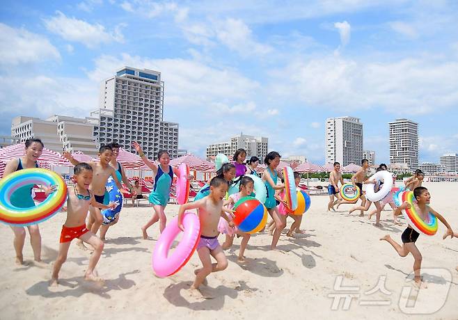 (평양 노동신문=뉴스1) = 북한 노동당 기관지 노동신문은 2일 북한 원산갈마해안관광지구 개장 소식을 알리며 "백사장에 웃음과 낭만의 장관이 펼쳐졌다＂고 전했다. [국내에서만 사용가능. 재배포 금지. DB 금지. For Use Only in the Republic of Korea. Redistribution Prohibited] rodongphoto@news1.kr [국내에서만 사용가능. 재배포 금지. DB 금지. For Use Only in the Republic of Korea. Redistribution Prohibited] rodongphoto@news1.kr