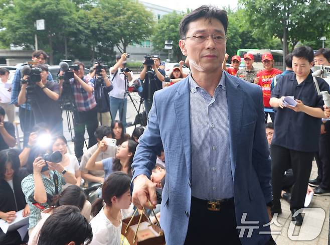 채수근 해병 순직 사건 관련 구명 로비 의혹을 받는 임성근 전 해병대 1사단장이 2일 오후 서울 서초구 서초중앙로 순직해병 특별검사팀으로 소환 조사에 출석하고 있다. (공동취재) 2025.7.2/뉴스1 ⓒ News1 박정호 기자