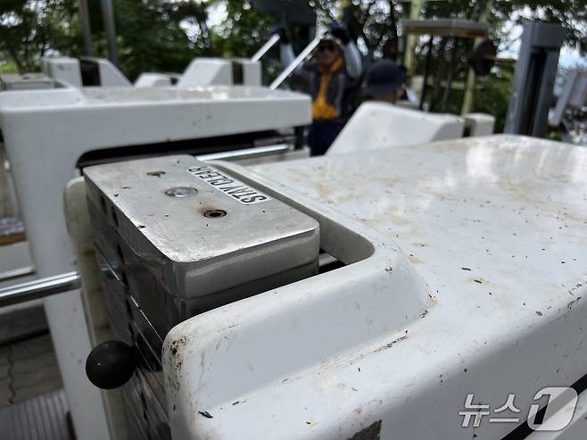 2일 오전 서울 은평구 백련산에서 운동기구가 러브버그 사체로 인해 지저분해진 모습. 2025.07.2/ ⓒ 뉴스1 심서현 기자