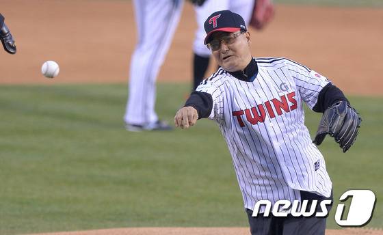 이광환 전 LG 감독이 4일 서울 잠실야구장에서 열린 2017 프로야구 타이어뱅크 KBO리그 LG 트윈스와 삼성 라이온즈의 경기에서 시구를 하고 있다. 2017.4.4/뉴스1 ⓒ News1 이동원