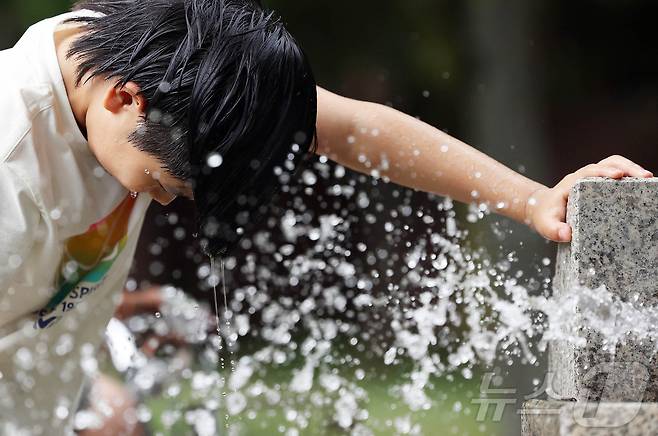 낮 최고 기온이 32도까지 올라 무더운 날씨를 보인 23일 광주 북구 일곡 제1근린공원에서 한 초등학생이 세수를 하며 더위를 식히고 있다.(광주 북구 제공. 재판매 및 DB 금지) 2025.6.23/뉴스1 ⓒ News1 박지현 기자