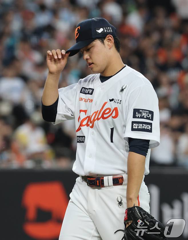 2일 오후 대전한화생명 볼파크에서 열린 프로야구 '2025 신한 SOL뱅크 KBO 리그' 한화 이글스와 NC 다이노스 경기에서 한화 선발 문동주가 실점하자 아쉬워 하고 있다. 2025.7.2/뉴스1 ⓒ News1 김기태 기자
