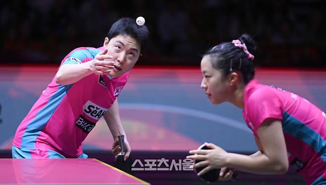 임종훈, 신유빈이 23일 카타르 도하 루사일 아레나에서 열린 2025 국제탁구연맹(ITTF) 세계선수권대회 혼합복식 4강 중국 쑨잉사 - 왕추친과 경기를 펼치고 있다. 2025. 5. 23.  도하(카타르) | 최승섭기자 thunder@sportsseoul.com