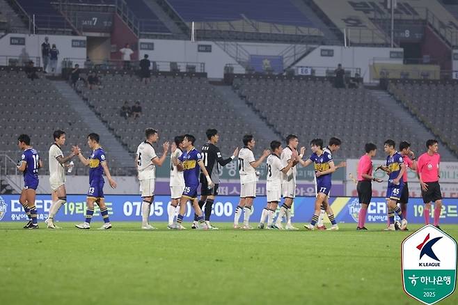 서울 이랜드 선수들이 아산전이 끝난 뒤 인사하고 있다. 사진｜한국프로축구연맹