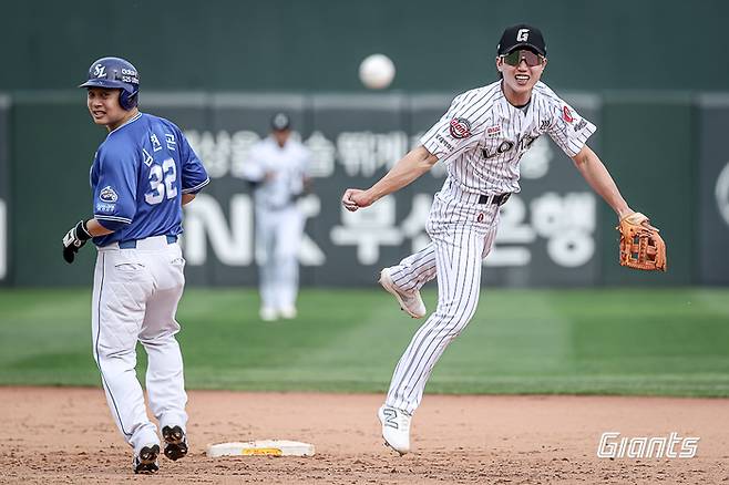 롯데 전민재가 17일 부산 사직구장에서 열린 2025 KBO리그 정규시즌 삼성과 더블헤더 1차전서 더블플레이를 잡아내고 있다. 사진 | 롯데 자이언츠