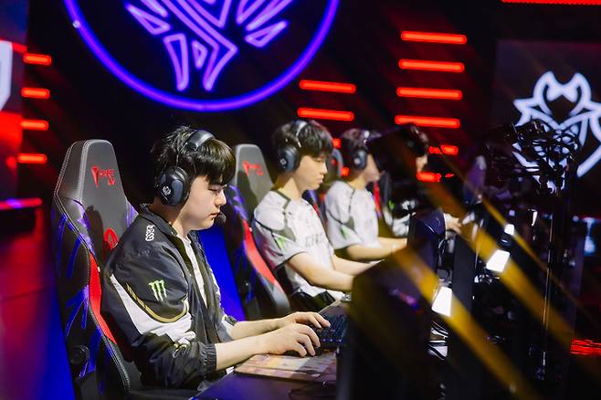 젠지 선수들이 2025 MSI 브라켓 스테이지 1라운드 G2와 경기를 준비하고 있다. 사진 | 라이엇 게임즈