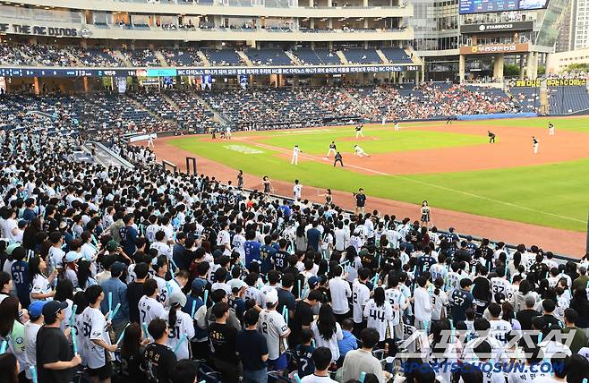 30일 창원 NC파크에서 열린 한화-NC전. 재개장 후 첫 경기에 많은 관중이 찾아 경기를 관람하고 있다. 창원=정재근 기자 cjg@sportschosun.com/2025.5.30/