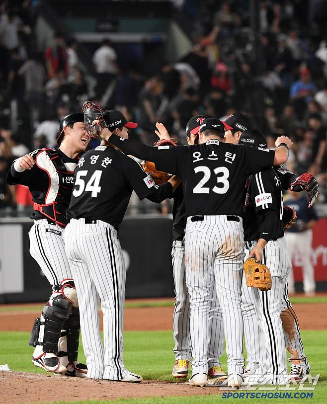 1일 부산 사직구장에서 열린 롯데 자이언츠와 LG 트윈스의 경기. 승리한 LG 선수들이 기뻐하고 있다. 부산=박재만 기자 pjm@sportschosun.com/2025.07.01/