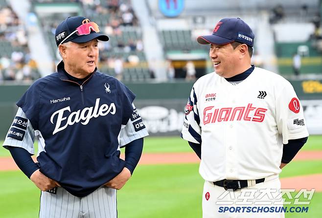 17일 부산 사직야구장에서 열린 한화와 롯데의 경기, 경기 전 행사에 나선 한화 김경문 감독과 롯데 김태형 감독이 이야기를 나누고 있다. 부산=허상욱 기자wook@sportschosun.com/2025.06.17/