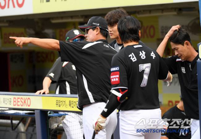 14일 대구 라이온즈파크에서 열린 삼성 라이온즈와 KT 위즈의 경기 직전 이종범 코치가 김상수, 배정대와 대화를 나누고 있다. 대구=박재만 기자 pjm@sportschosun.com/2025.06.14/