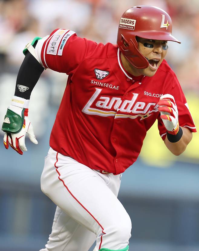 안타 쳐낸 한유섬
(서울=연합뉴스) 김도훈 기자 = 11일 서울 잠실야구장에서 열린 프로야구 2025 신한 SOL 뱅크 KBO리그 SSG 랜더스와 LG 트윈스의 경기. 3회초 2사 1루 SSG 한유섬이 안타를 쳐낸 뒤 베이스를 향해 달리고 있다. 2025.6.11
superdoo82@yna.co.kr
(끝)
<저작권자(c) 연합뉴스, 무단 전재-재배포, AI 학습 및 활용 금지>