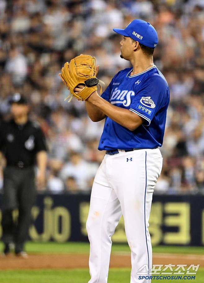 2일 잠실야구장에서 열린 삼성과 두산의 경기, 5회말 삼성 가라비토가 두산 정수빈의 플라이 타구를 잡아낸 좌익수 구자욱의 수비에 박수를 보내고 있다. 잠실=허상욱 기자wook@sportschosun.com/2025.07.02/