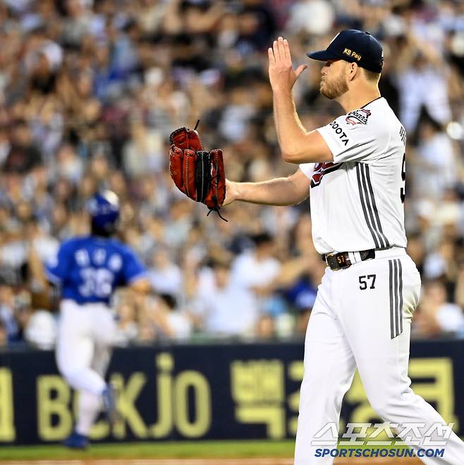 2일 잠실야구장에서 열린 삼성과 두산의 경기, 5회초 2사 만루 두산 콜어빈이 삼성 김성윤의 타구를 호수비로 처리한 3루수 박준순의 수비에 환호하고 있다. 잠실=허상욱 기자wook@sportschosun.com/2025.07.02/