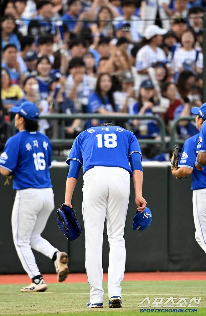 22일 부산 사직야구장에서 열린 삼성과 롯데의 경기, 6회말 투구를 마친 원태인이 자신의 이름을 연호하는 팬들을 향해 인사하고 있다. 부산=허상욱 기자wook@sportschosun.com/2025.06.22/