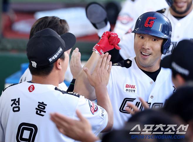 2일 부산 사직구장에서 열린 롯데 자이언츠와 LG 트윈스의 경기. 4회말 1사 1루 롯데 전준우가 투런포를 날린 뒤 환호하고 있다. 부산=박재만 기자 pjm@sportschosun.com/2025.07.02/