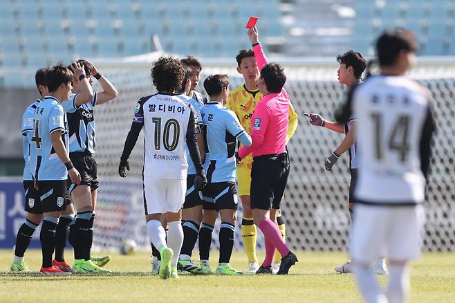 천안종합운동장/ K리그2/ 천안시티FC vs 전남드래곤즈/ 천안 이웅희/ 퇴장/ 레드카드/ 사진 서혜민