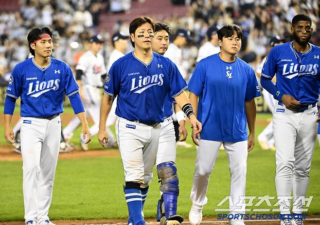 2일 잠실야구장에서 열린 삼성과 두산의 경기, 두산이 5대0으로 승리했다. 팬들에게 인사를 하는 삼성 선수들의 모습. 잠실=허상욱 기자wook@sportschosun.com/2025.07.02/
