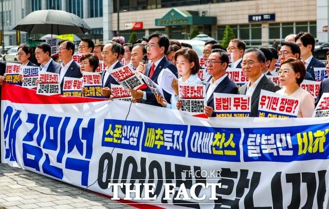 당의 위기를 극복하기 위해 천막당사도 불사하던 과거 보수 정당의 모습은 사라졌다. 철야 농성과 장외 투쟁 등 비슷한 방식으로 대여 투쟁에 나섰지만 이에 임하는 의원들의 마음가짐이 달라졌다. 사진은 송언석 당대표 권한대행 겸 원내대표가 1일 오전 서울 용산구 대통령실 앞에서 열린 현장 의원총회에서 발언하고 있는 모습. /뉴시스