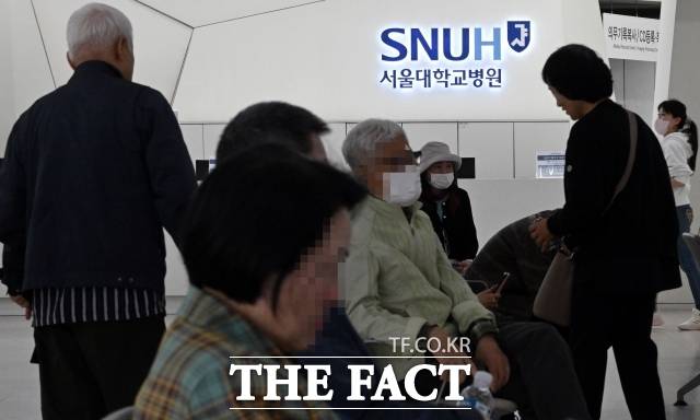 전공의 지원 예산이 국회에서 복구되고 의정 간 대화 분위기가 형성되고 있다.  사진은 지난 5월 7일 서울대병원 환자들 / 사진=임영무 기자