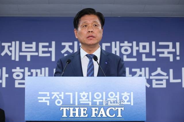 조승래 국정기획위원회 대변인이 2일 검찰 업무보고 무기한 연기를 놓고 "업무보고와 상관없이 검찰의 조직개편을 위한 국정위 내부 논의는 이어지고 있다"고 설명했다./임영무 기자