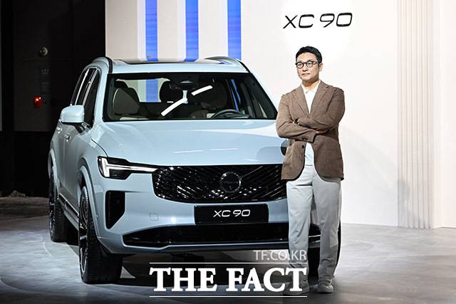 이윤모 볼보자동차코리아 대표이사가 2일 오전 서울 광진구 그랜드 워커힐에서 열린 볼보 신형 XC90과 S90 공개 행사에서 포즈를 취하고 있다. /남용희 기자