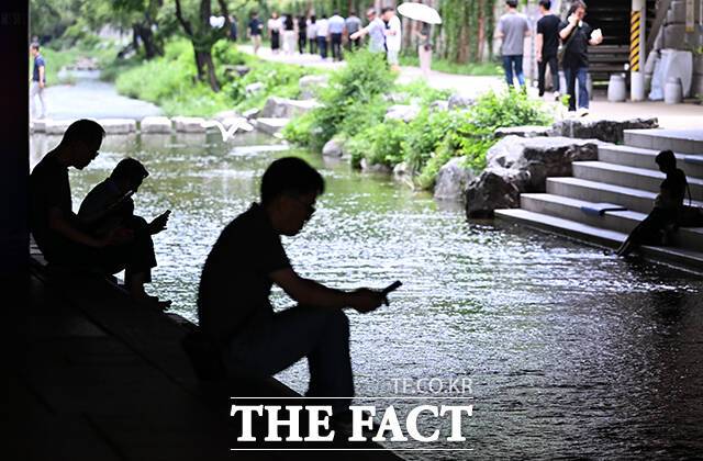 전국 대부분 지역에 폭염특보가 발효된 2일 오후 서울 종로구 청계천을 찾은 시민들이 다리 아래 그늘에서 더위를 식히며 휴식을 취하고 있다. /서예원 기자
