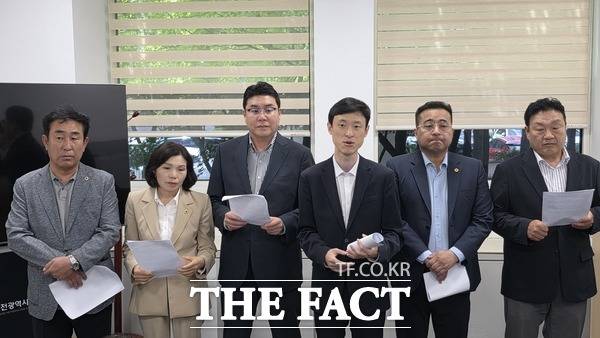 국민의힘 대전시의원들이 2일 대전시의회 기자실에서 기자회견을 열고 장대교차로 입체화 사업에 대해 더불어민주당의 행태를 '발목잡기'로 규정하고 규탄했다. /정예준 기자