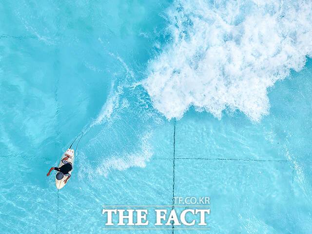 전국 대부분 지역에 폭염주의보가 발효된 2일 오후 경기도 시흥시 웨이프파크를 찾은 서퍼들이 파도를 타며 더위를 식히고 있다. /시흥=장윤석 기자