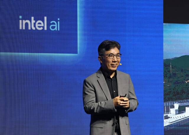 김유원 네이버클라우드 대표가 지난 1일 열린 '2025 인텔 AI 서밋 서울'에 참석해 발표하고 있다. (사진=인텔)