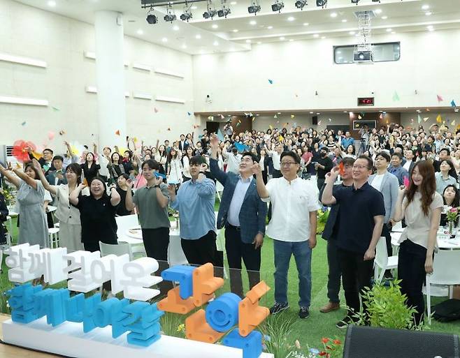 박준희 관악구청장이 주민과의 토크쇼를 마치고 기념 퍼포먼스를 하고 있다. 관악구 제공.