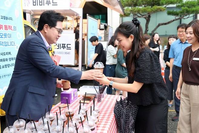 박일하 동작구청장이 1일 커피차 이벤트로 직원들의 노고를 격려하며 민선 8기 4년 차 시작을 알렸다. 동작구 제공.